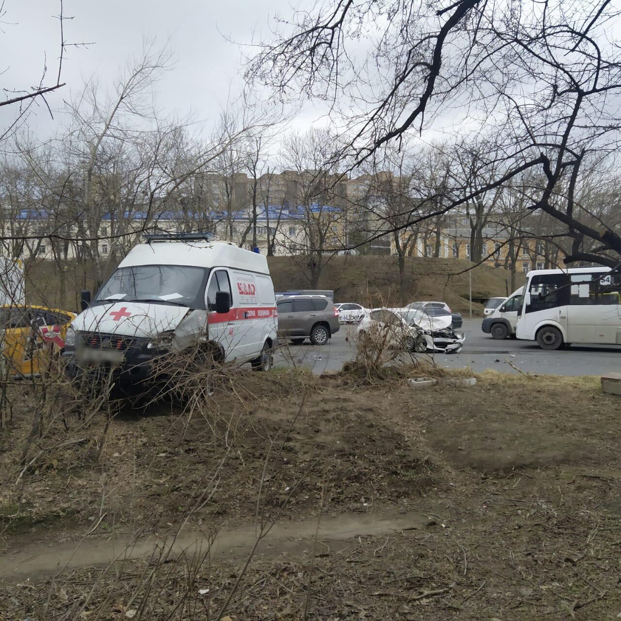 ДТП на улице Спортивной во Владивостоке с участием автомобиля скорой помощи - РИА Новости, 1920, 16.04.2021