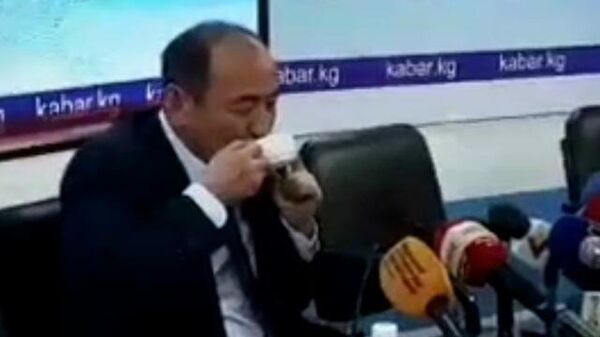 Глава Минздрава Киргизии пьет настойку иссык-кульского корня в прямом эфире