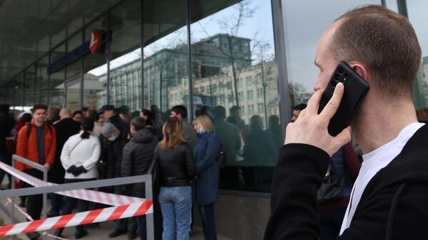 Люди стоят в очереди у входа в офис авиакомпании Турецкие авиалинии на Валовой улице в Москве