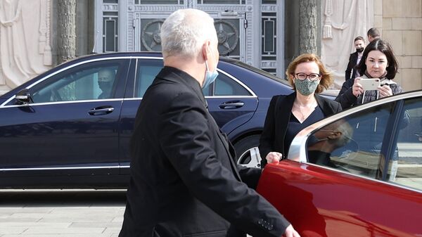 Посол Великобритании Дебора Броннерт садится в автомобиль после посещения министерства иностранных дел РФ