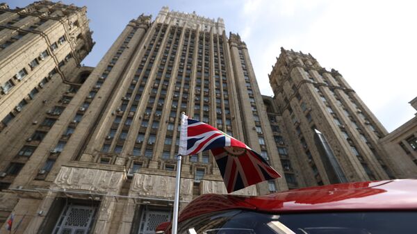 Автомобиль с флагом Великобритании у здания министерства иностранных дел РФ в Москве