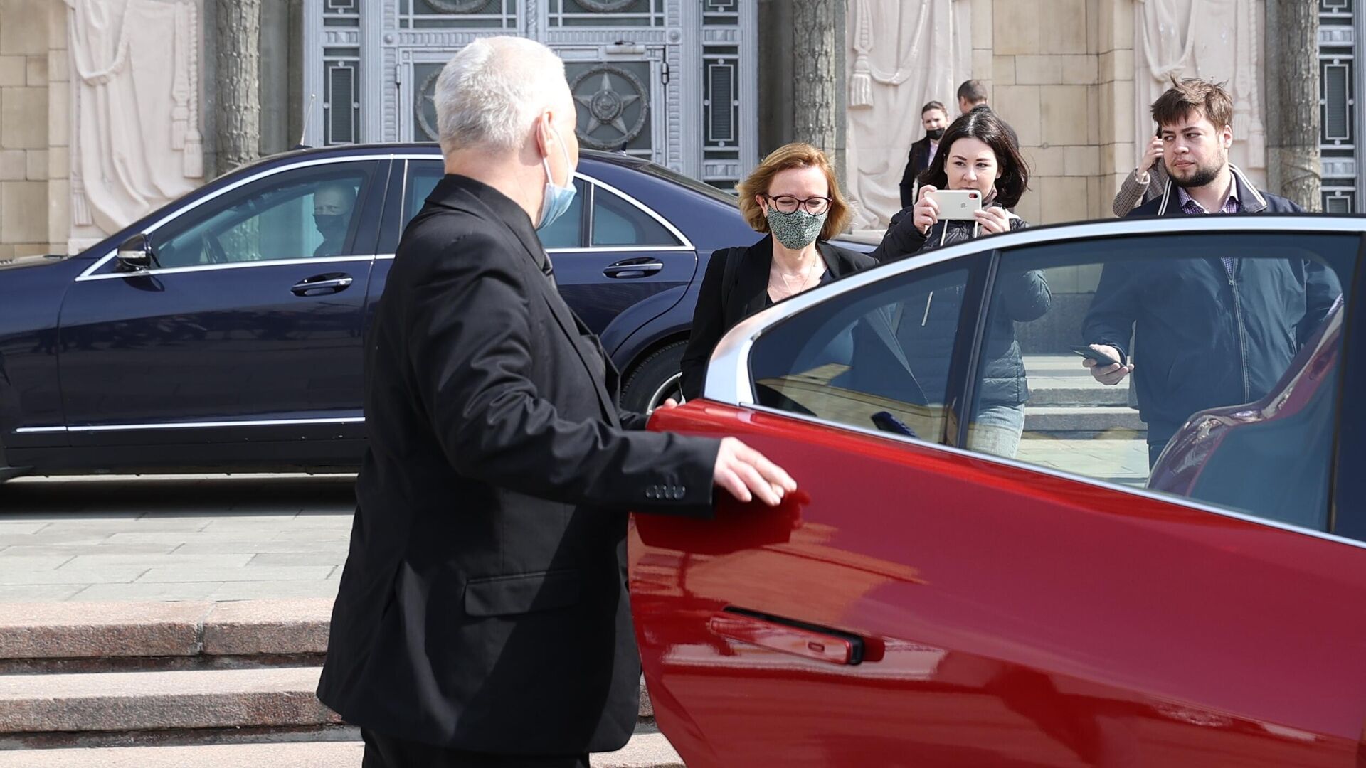Посол Великобритании Дебора Броннерт садится в автомобиль после посещения министерства иностранных дел РФ - РИА Новости, 1920, 16.04.2021