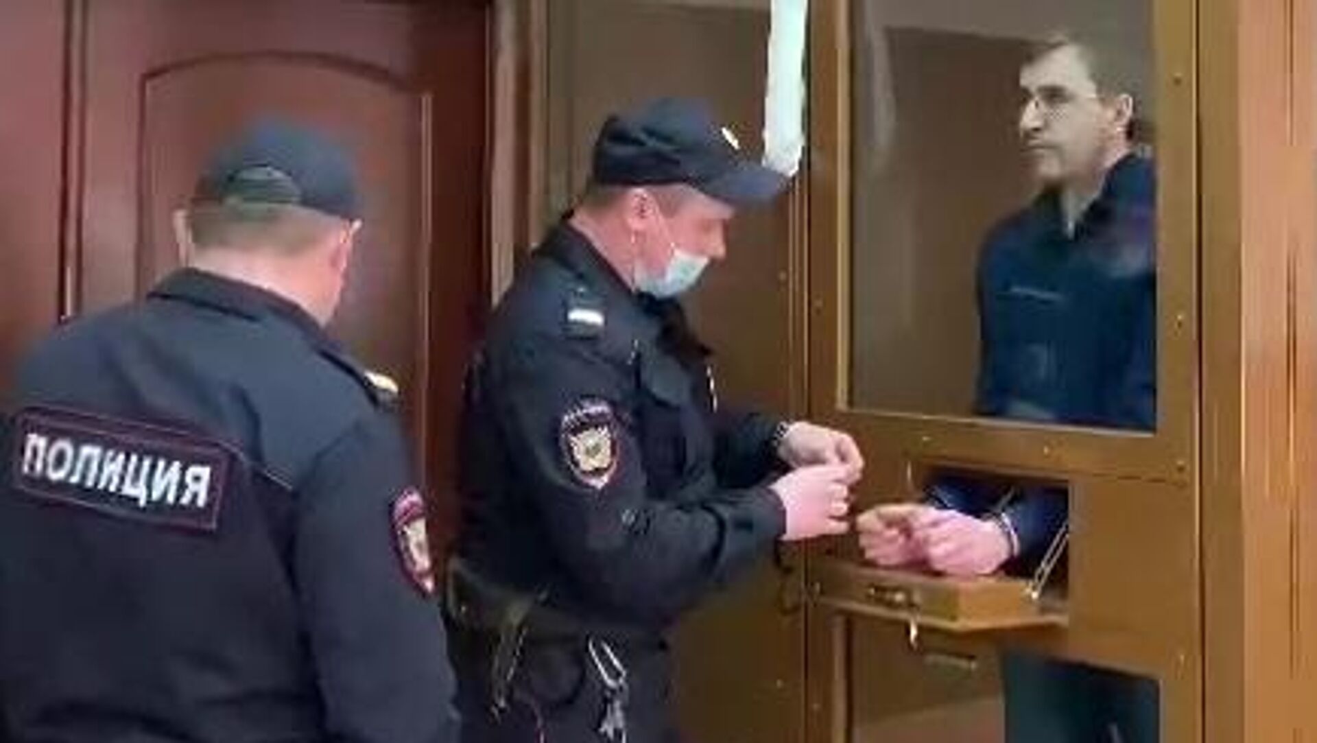 Кахраманов эльгин арестован. Арест в суде взятка.