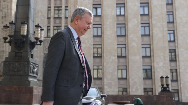 Посол Эстонии в России Маргус Лайдре выходит из здания в МИД РФ в Москве