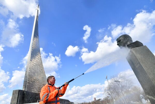 Работник коммунальной службы моет памятник Юрию Гагарину