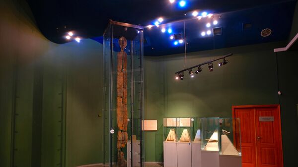 Шигирский идол в экспозиции Музея истории и археологии Урала
