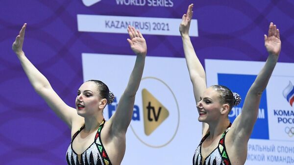 Светлана Ромашина и Светлана Колесниченко выступают с технической программой в соревнованиях дуэтов на III этапе Мировой серии FINA по синхронному плаванию 2021 в Казани.