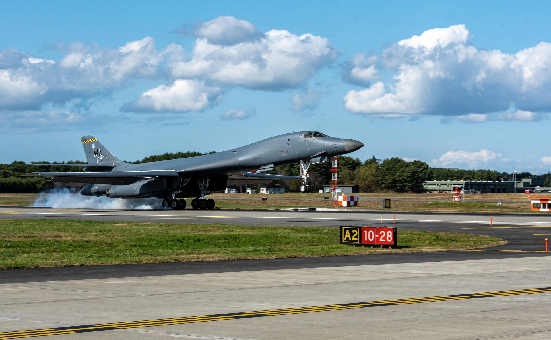 Стратегический бомбардировщик B-1B Lancer ВВС США на авиабазе в Мисаве, Япония - РИА Новости, 1920, 15.05.2023