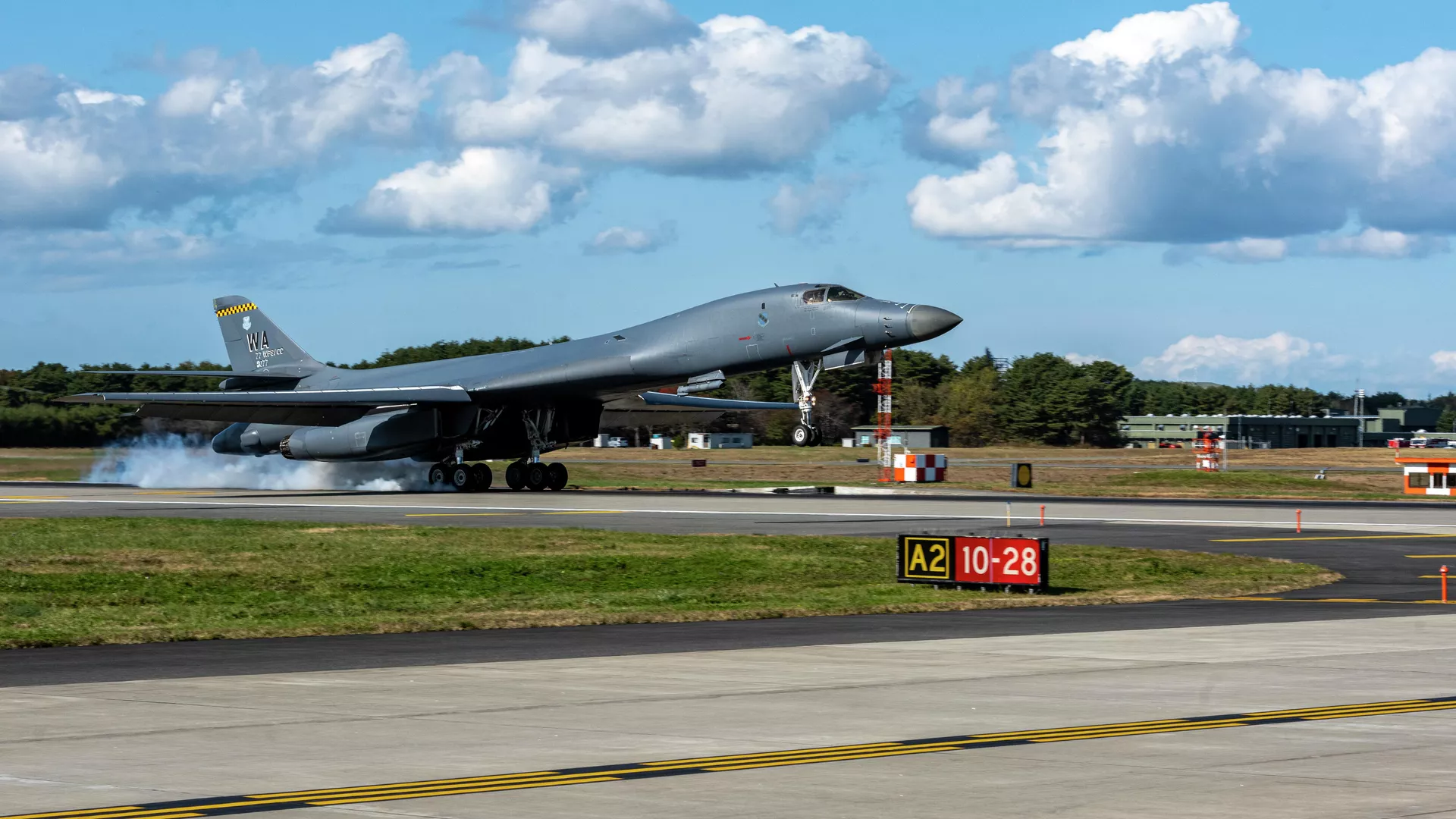 Стратегический бомбардировщик B-1B Lancer ВВС США на авиабазе в Мисаве, Япония - РИА Новости, 1920, 26.04.2022