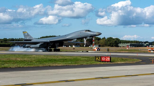 Стратегический бомбардировщик B-1B Lancer ВВС США на авиабазе в Мисаве, Япония