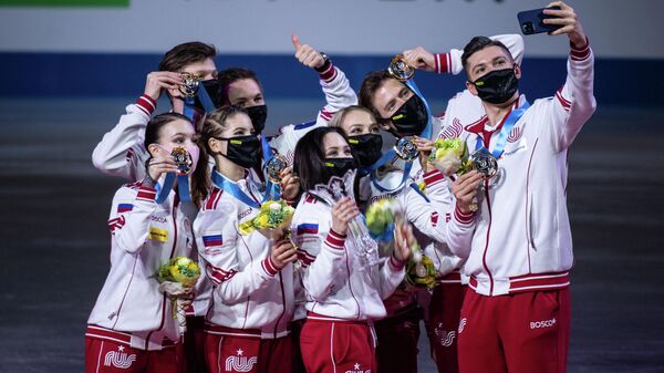 Сборная России с золотыми медалями на командном чемпионате мира по фигурному катанию.