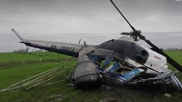 На месте жесткой посадки вертолета Ми-2 в Краснодарском крае. Кадр из видео