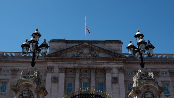 Приспущенный флаг на крыше Букингемского дворца