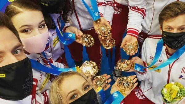 Российские фигуристы с медалями командного чемпионата мира