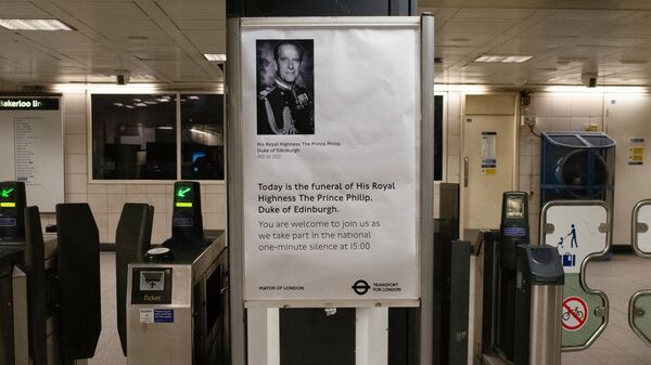 Объявление в лондонском метро о похоронах принца Филиппа, герцога Эдинбургского, и минуте молчания в знак национального траура
