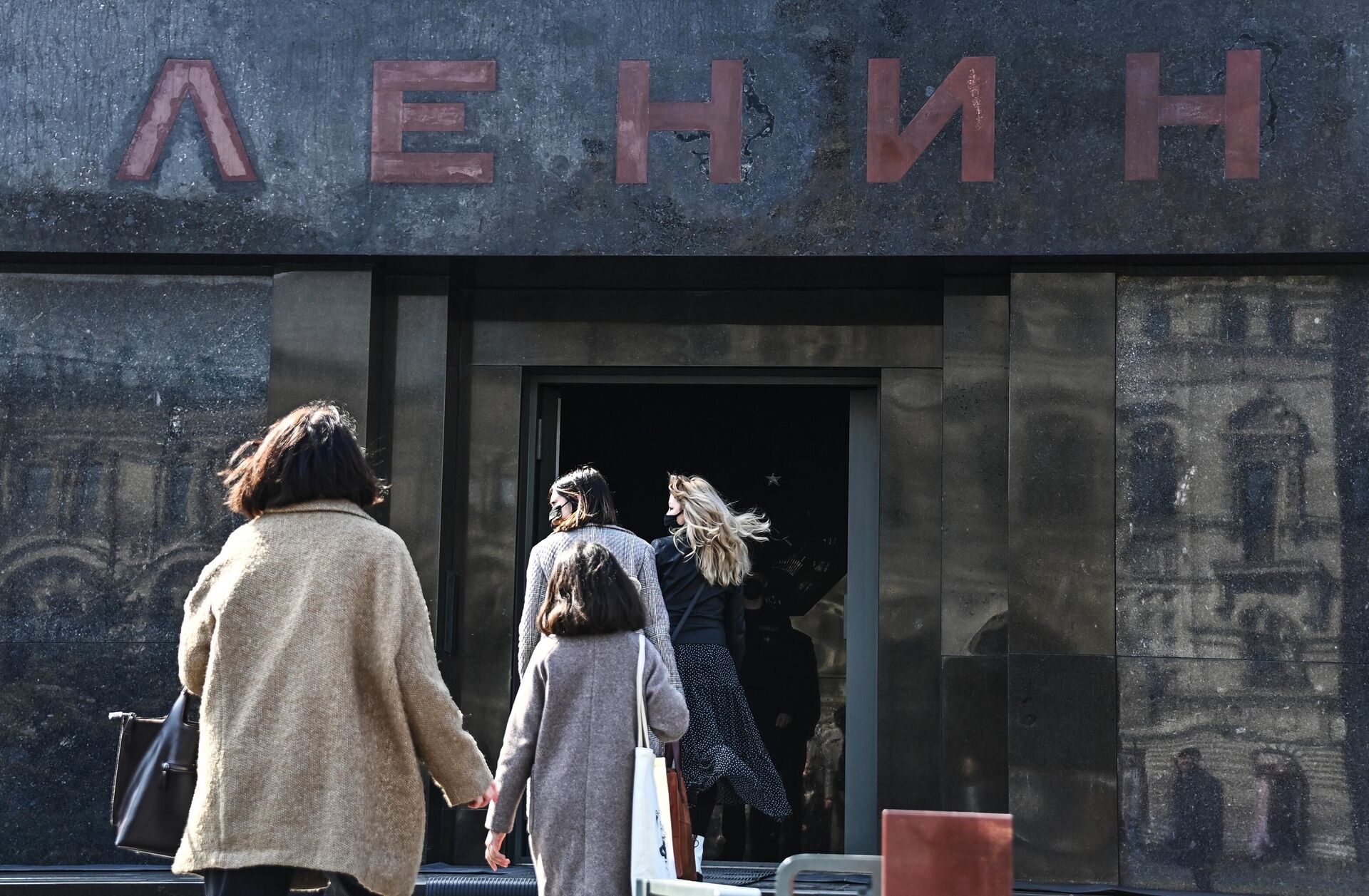 Мавзолей Ленина открыли для посетителей после долгого перерыва - РИА Новости, 1920, 07.05.2025