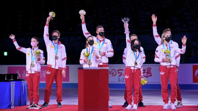 Российские спортсмены на церемонии награждения на командном чемпионате мира по фигурному катанию в Осаке, Япония