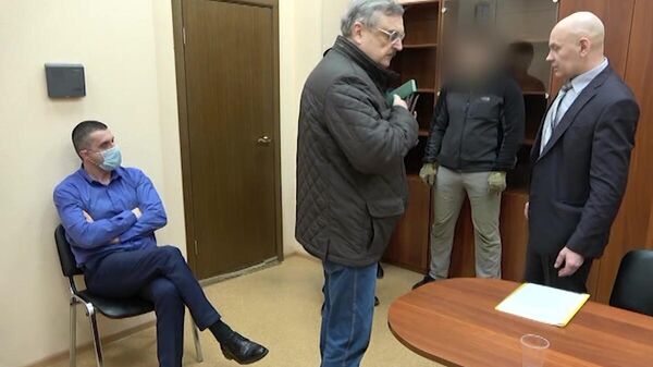 Консул Генерального консульства Украины в Санкт-Петербурге Александр Сосонюк (слева), задержанный сотрудниками ФСБ. Скриншот видео