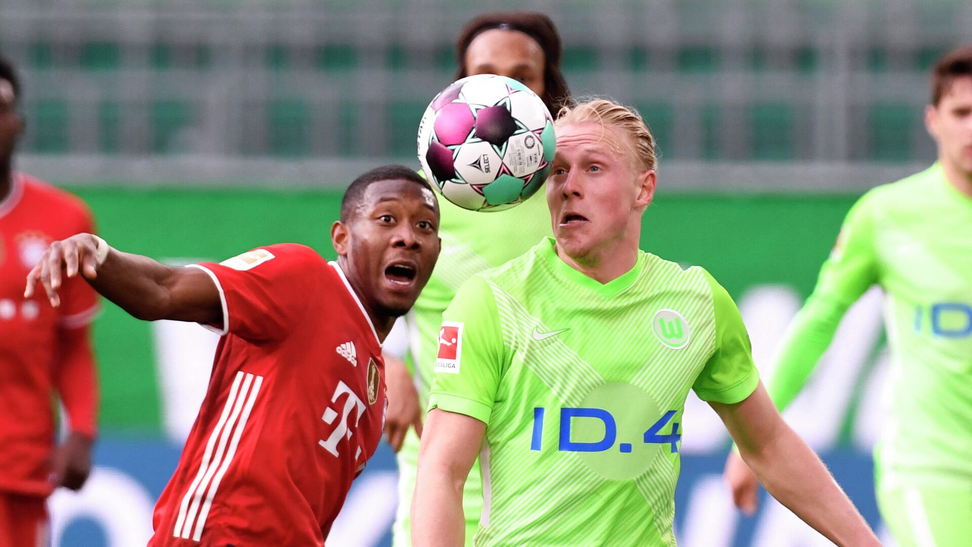 Bayern Munich's Austrian defender David Alaba (L) and Wolfsburg's Austrian midfielder Xaver Schlager vie for the ball during the German first division Bundesliga football match between VfL Wolfsburg and FC Bayern Munich in Wolfsburg, northern Germany, on April 17, 2021. (Photo by FABIAN BIMMER / POOL / AFP) / DFL REGULATIONS PROHIBIT ANY USE OF PHOTOGRAPHS AS IMAGE SEQUENCES AND/OR QUASI-VIDEO - РИА Новости, 1920, 17.04.2021