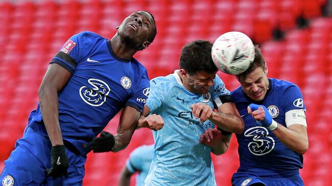 Manchester City's Spanish midfielder Rodrigo (C) vies with Chelsea's French defender Kurt Zouma (L) and Chelsea's Spanish defender Cesar Azpilicueta (R) during the English FA Cup semi-final football match between Chelsea and Manchester City at Wembley Stadium in north west London on April 17, 2021. (Photo by Ian Walton / POOL / AFP) / RESTRICTED TO EDITORIAL USE. No use with unauthorized audio, video, data, fixture lists, club/league logos or 'live' services. Online in-match use limited to 120 images. An additional 40 images may be used in extra time. No video emulation. Social media in-match use limited to 120 images. An additional 40 images may be used in extra time. No use in betting publications, games or single club/league/player publications. / 