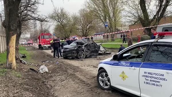 Автомобиль, которым управлял подросток, на месте аварии в Новочеркасске Ростовской области