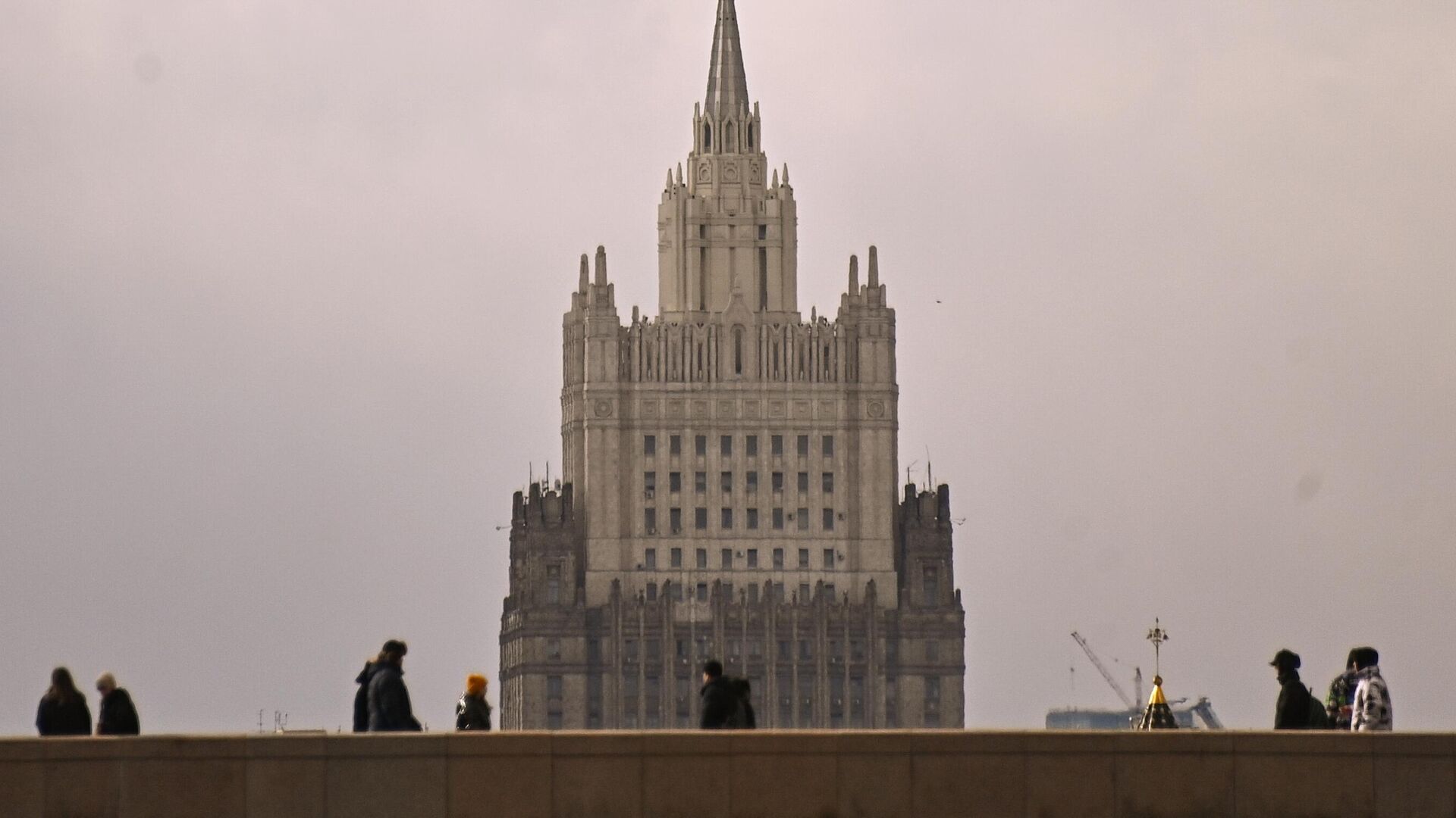 Прохожие на Большом Москворецком мосту в Москве. На втором плане здание Министерства иностранных дел РФ  - РИА Новости, 1920, 19.04.2021