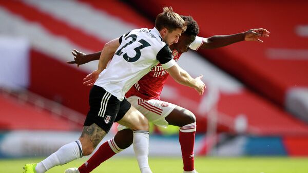 Fulham's English defender Joe Bryan (L) vies with Arsenal's English striker Bukayo Saka (R) during the English Premier League football match between Arsenal and Fulham at the Emirates Stadium in London on April 18, 2021. (Photo by Ian Walton / POOL / AFP) / RESTRICTED TO EDITORIAL USE. No use with unauthorized audio, video, data, fixture lists, club/league logos or 'live' services. Online in-match use limited to 120 images. An additional 40 images may be used in extra time. No video emulation. Social media in-match use limited to 120 images. An additional 40 images may be used in extra time. No use in betting publications, games or single club/league/player publications. / 