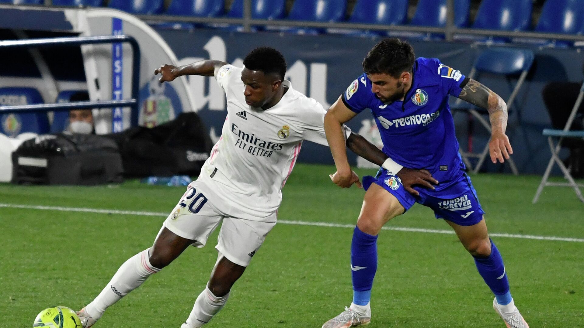 Real Madrid's Brazilian forward Vinicius Junior (L) vies with Getafe's Uruguayan midfielder Mauro Arambarri during the Spanish League football match between Getafe CF and Real Madrid CF at the Col. Alfonso Perez stadium in Getafe on April 18, 2021. (Photo by PIERRE-PHILIPPE MARCOU / AFP) - РИА Новости, 1920, 19.04.2021