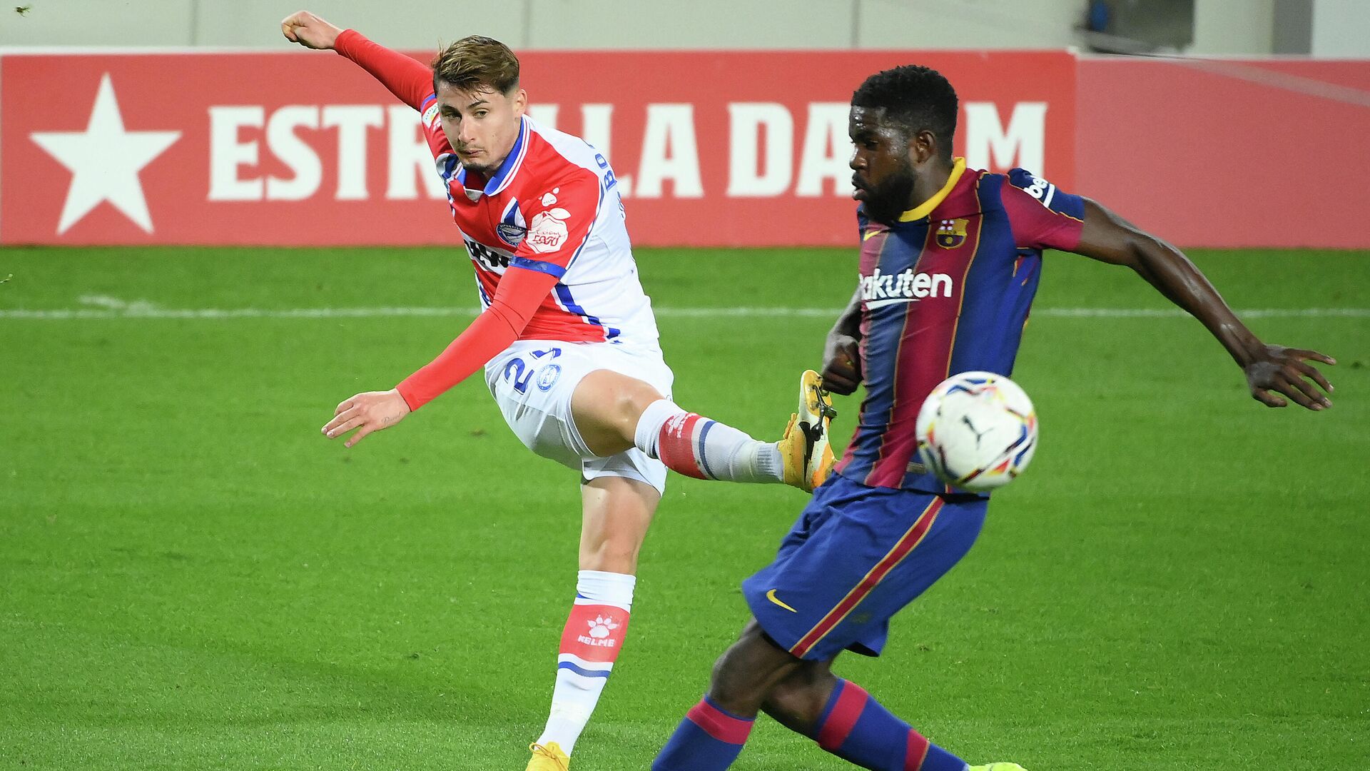 Alaves' Spanish midfielder Borja Sainz (L) challenges Barcelona's French defender Samuel Umtiti during the Spanish league football match between FC Barcelona and Deportivo Alaves at the Camp Nou stadium in Barcelona on February 13, 2021. (Photo by LLUIS GENE / AFP) - РИА Новости, 1920, 19.04.2021