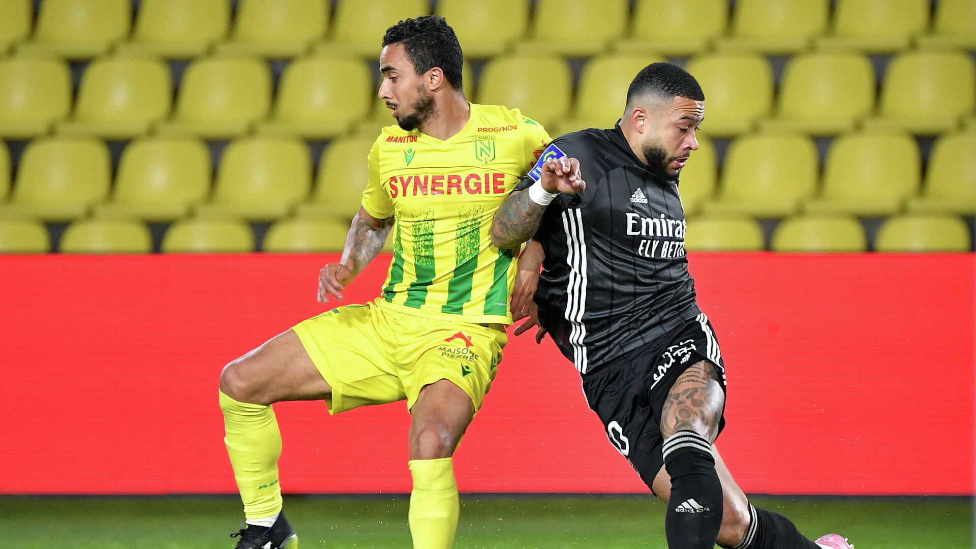 Lyon's Dutch forward Memphis Depay (R) fights for the ball with Nantes' Brazilian defender Fabio Da Silva Pereira during the French L1 football match between FC Nantes and OL Lyon at the La Beaujoire Stadium in Nantes, western France, on April 18, 2021. (Photo by LOIC VENANCE / AFP) - РИА Новости, 1920, 19.04.2021