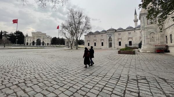 Люди на площади возле мечети в Стамбуле