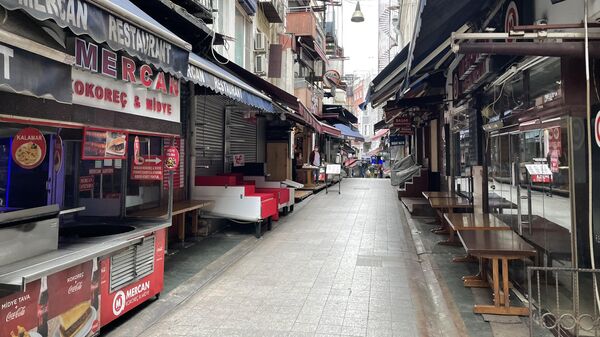 Закрытые магазины на одной из улиц неподалеку от Гранд-базара в Стамбуле