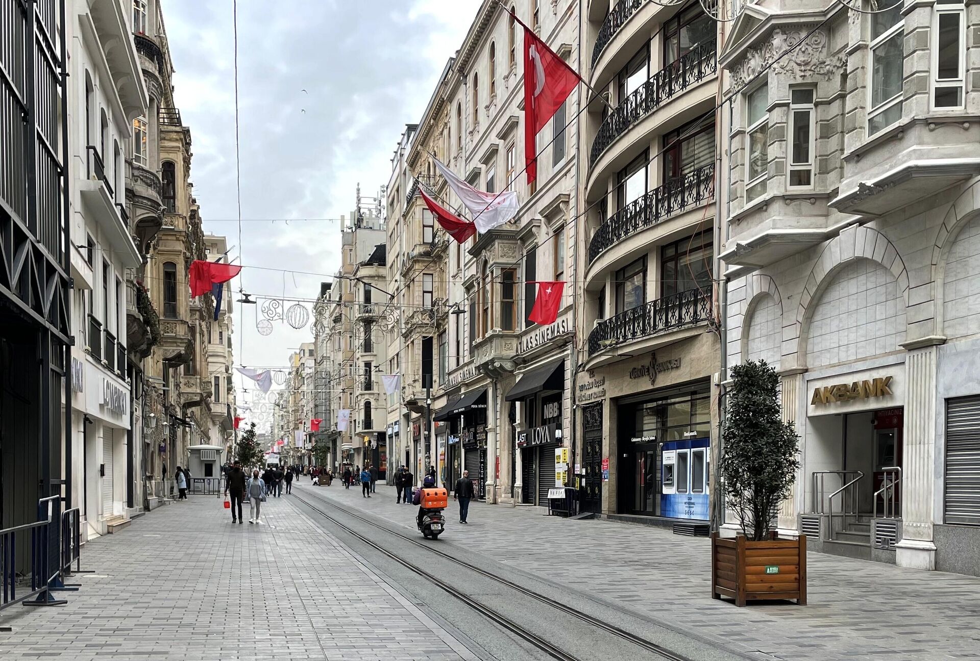 Люди на одной из улиц в Стамбуле - РИА Новости, 1920, 28.04.2021