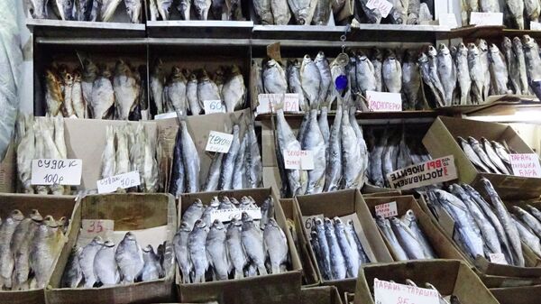 Вяленая рыба на рыбном рынке в Астрахани