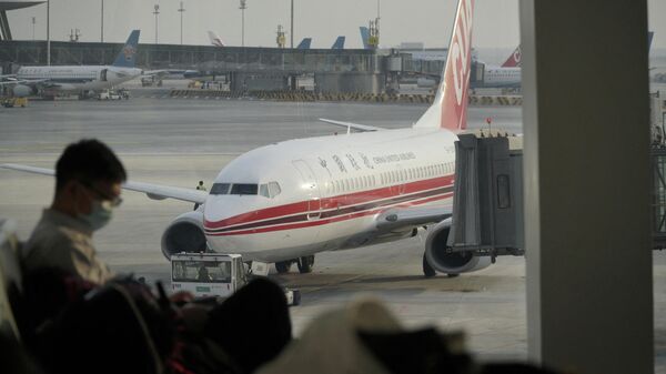 Пассажир ждет рейса в Международном аэропорту Пекин Дасин 