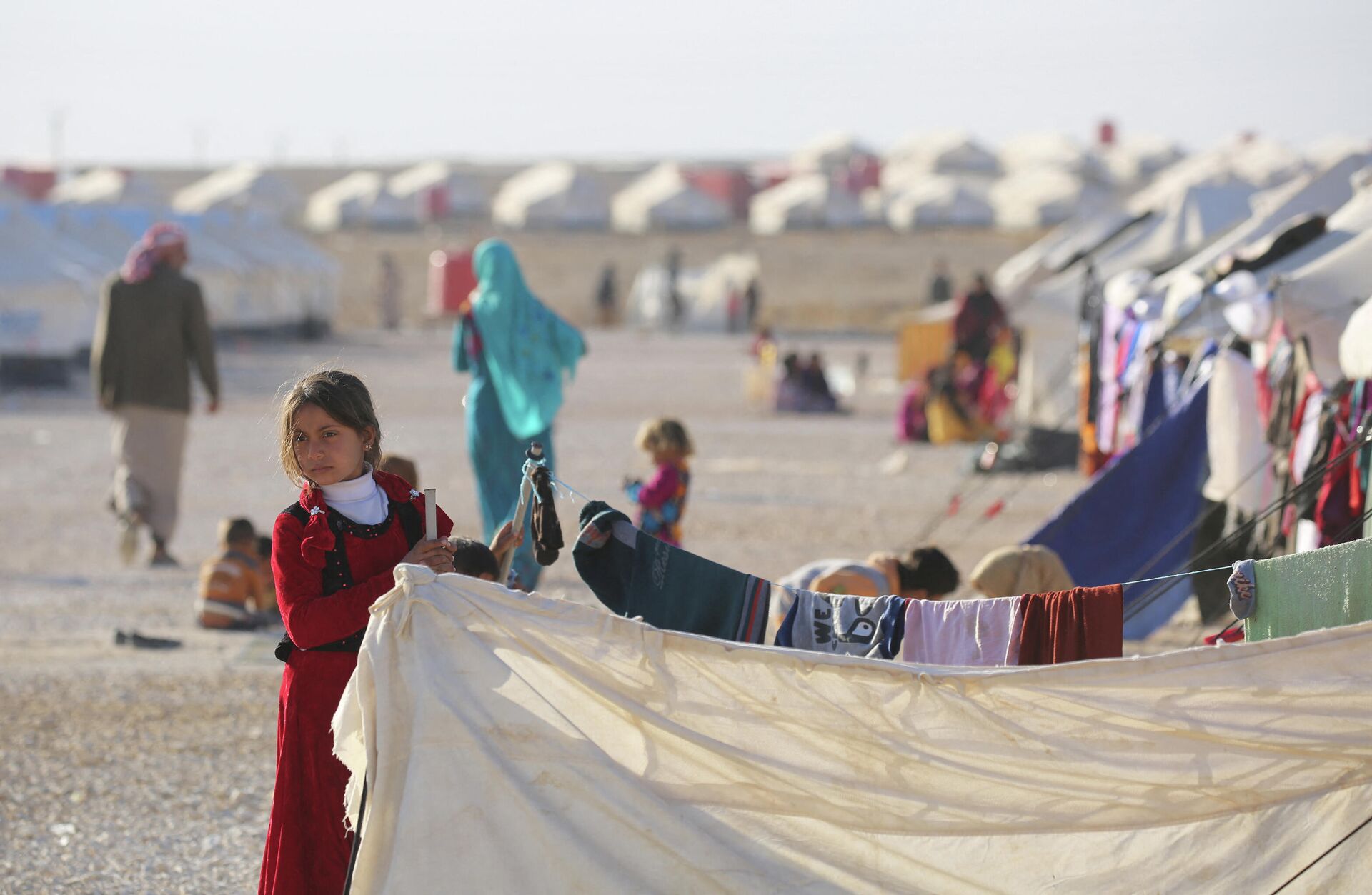 Люди на территории лагеря беженцев Аль Холь в сирийской провинции Хасаке - РИА Новости, 1920, 19.04.2021
