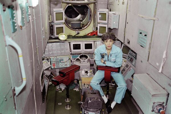 Kосмонавт Национального центра космических исследований и Европейского космического агентства Клоди Эньере