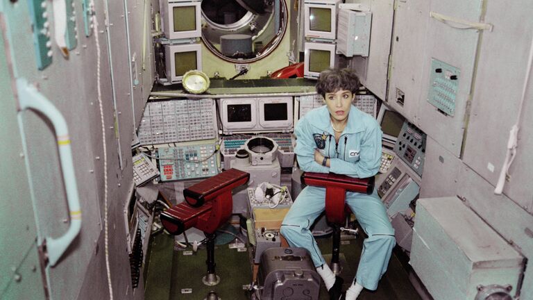Kосмонавт Национального центра космических исследований и Европейского космического агентства Клоди Эньере