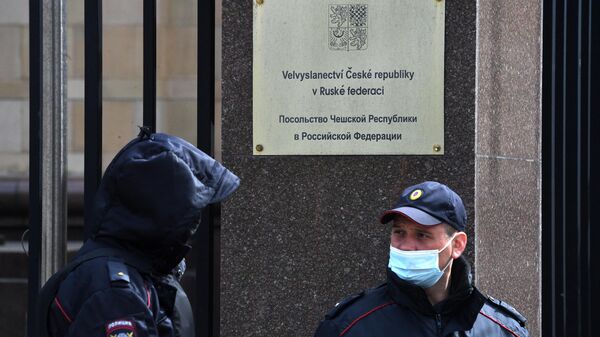 Сотрудники правоохранительных органов у здания посольства Чешской Республики в Москве