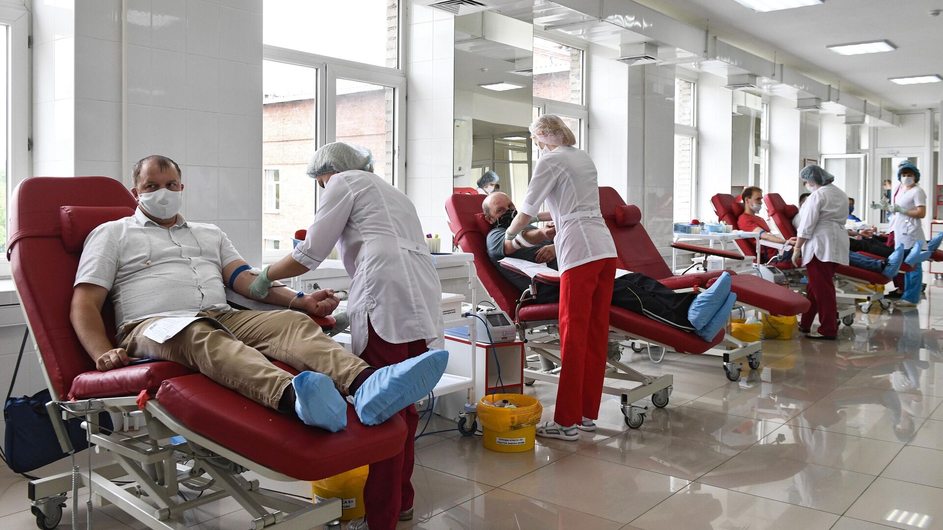 Доноры во время сдачи крови в клиническом центре крови - РИА Новости, 1920, 15.06.2021