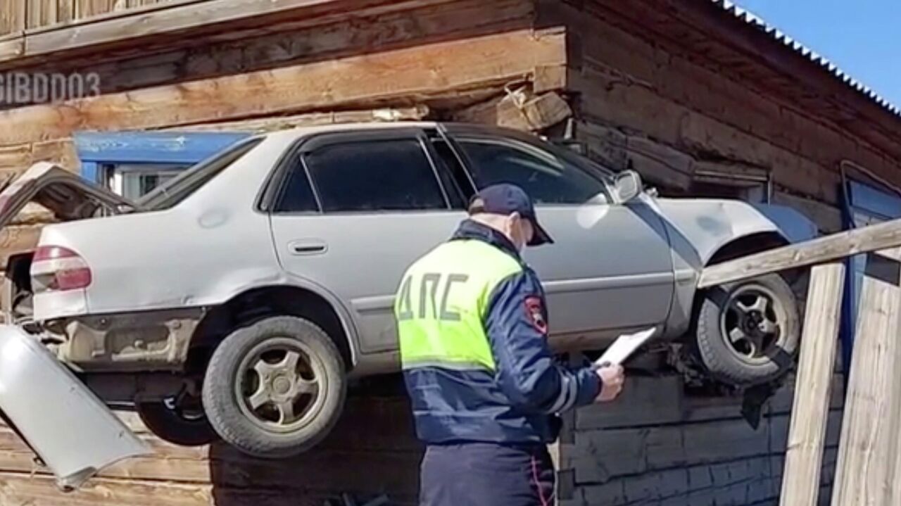 В Бурятии автомобиль протаранил дом - РИА Новости, 19.04.2021