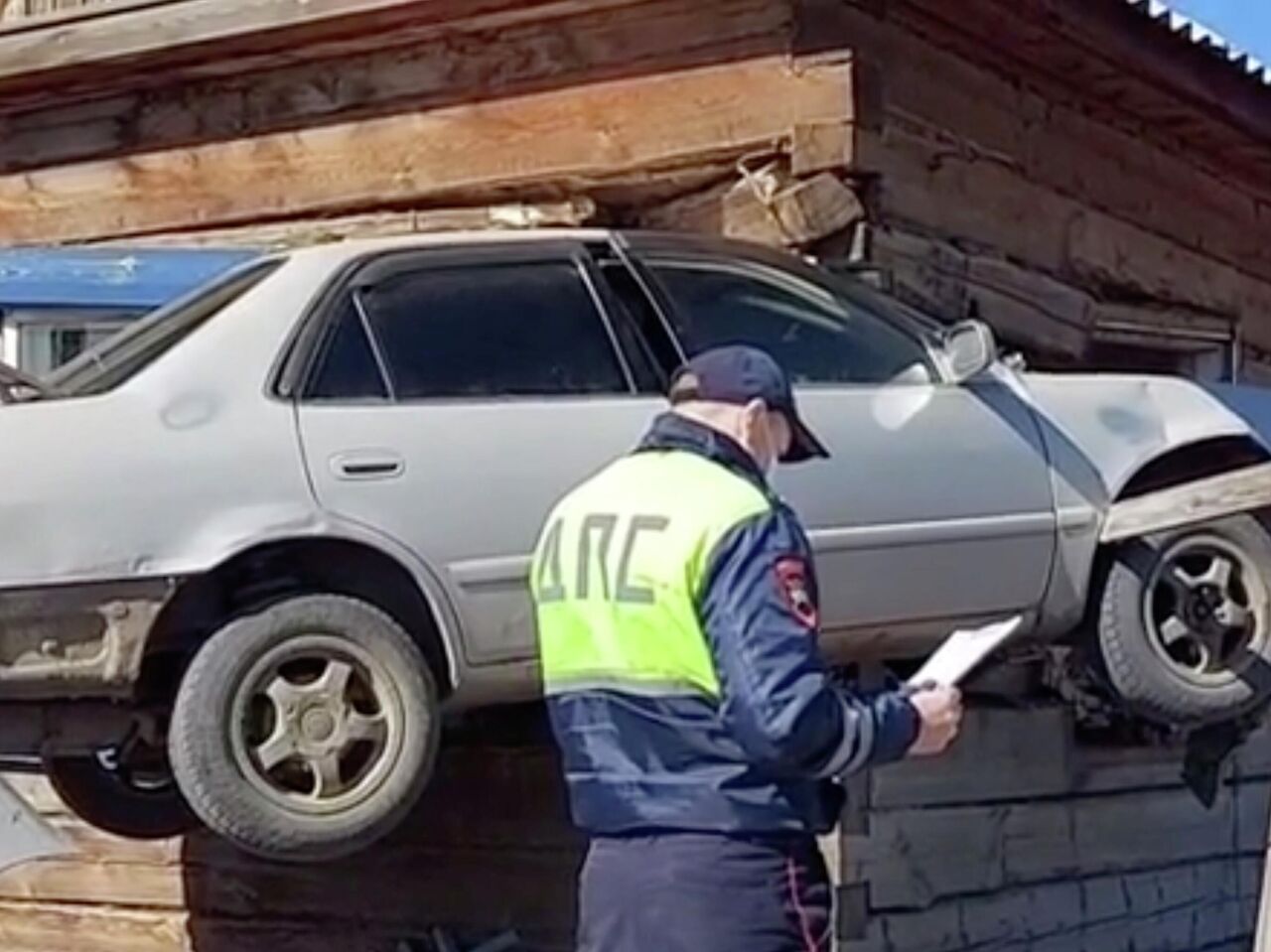 В Бурятии автомобиль протаранил дом - РИА Новости, 19.04.2021