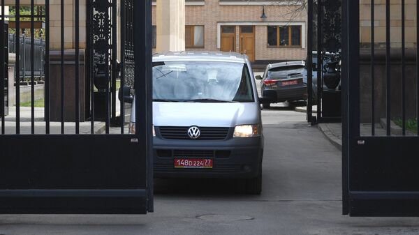 Автомобиль с дипломатическими номерами выезжает с территории посольства Чешской республики в Москве