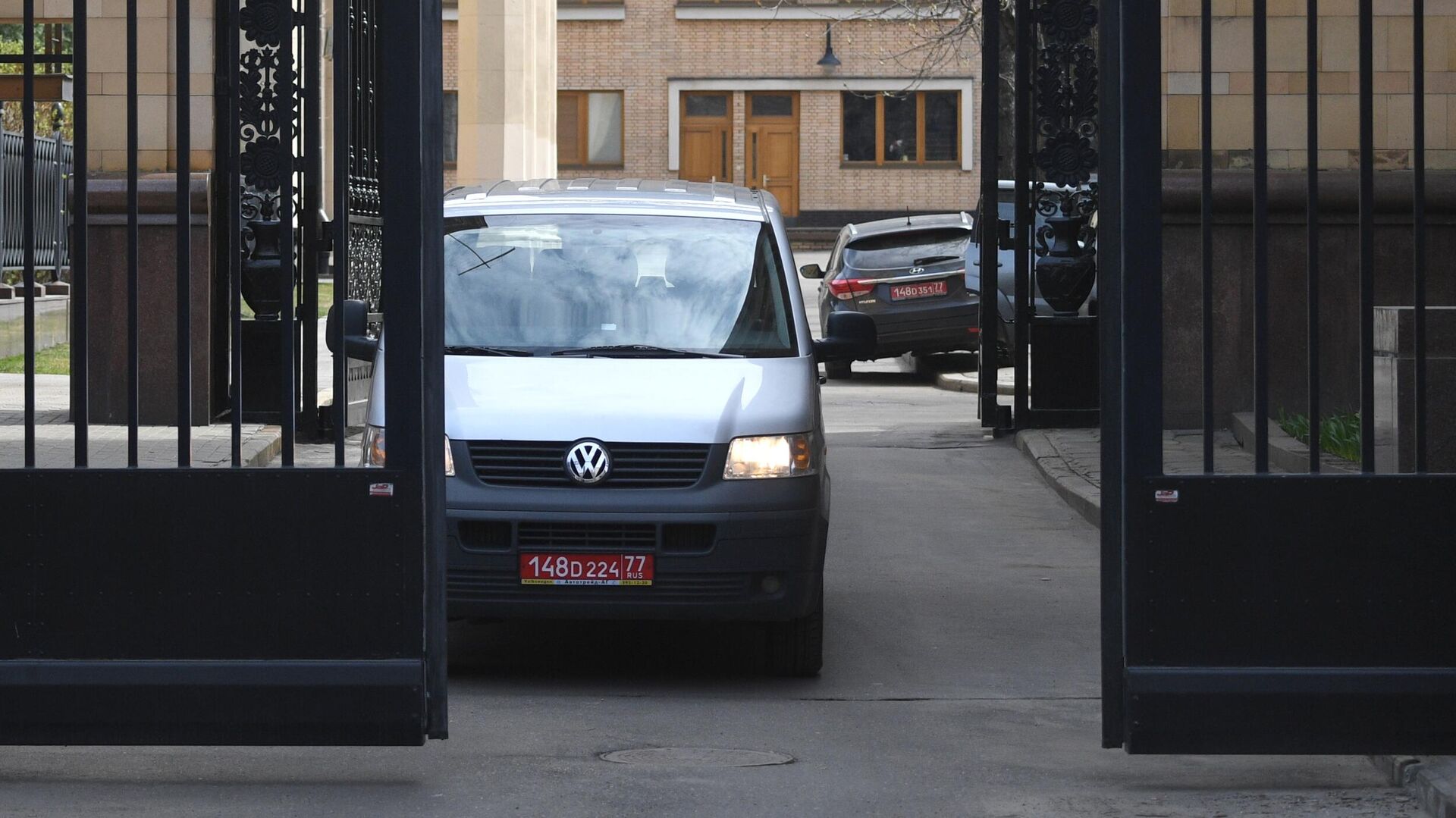 Посольство Чехии в Москве покинула колонна автомобилей - РИА Новости,  19.04.2021