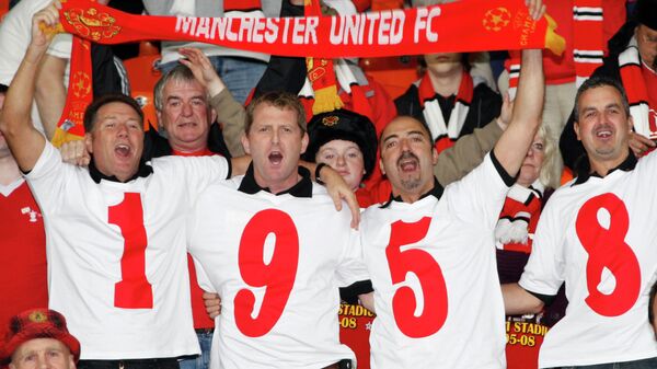 Фанаты Манчестер Юнайтед отдают дань памяти 50-летию Мюнхенской трагедии. В авиакатастрофе погибла половина игроков основного состава и персонала клуба.