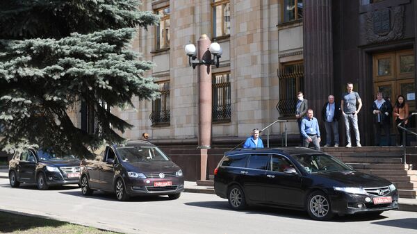 Автомобили с дипломатическими номерами на территории посольства Чешской республики в Москве