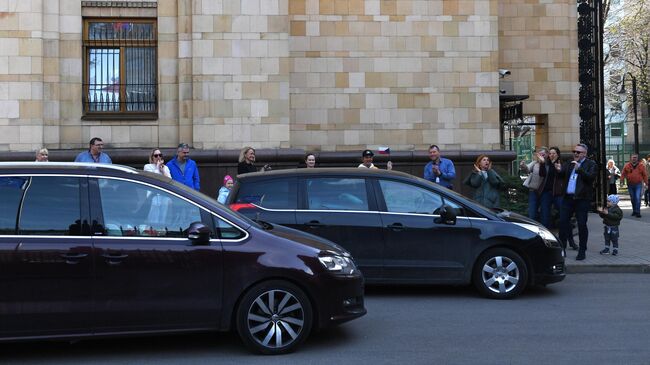 Автомобиль выезжают с территории посольства Чешской республики в Москве