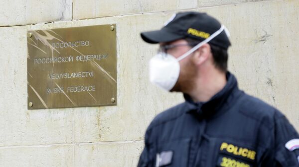 Сотрудник полиции у здания посольства России в Праге, Чехия