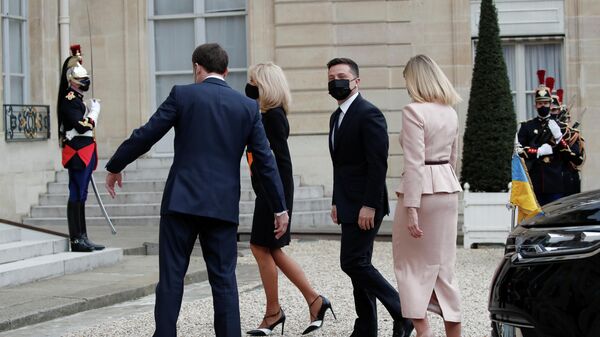 Президент Франции Эммануэль Макрон и президент Украины Владимир Зеленский с супругами во время встречи в Елисейском дворце в Париже