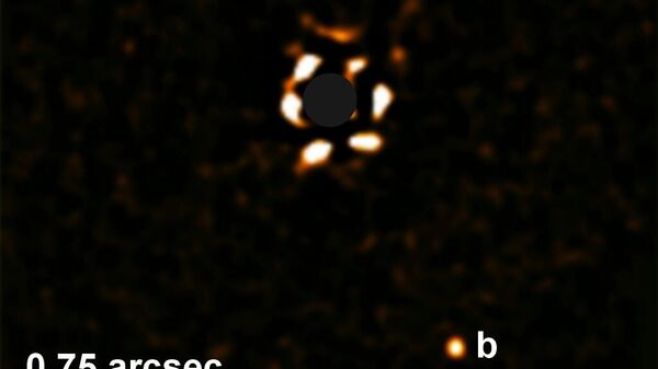 Прямое изображение звезды YSES 2 и экзопланеты YSES 2b (внизу). Центральная часть звезды закрыта коронографом